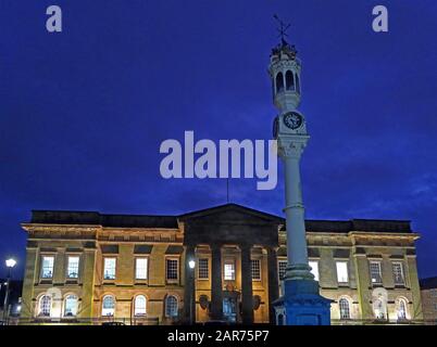 Historisches Hafenzollhaus und öffentlicher Uhrturm, Custom House Quay Ferry Terminal, Greenock, Inverclyde, Schottland, Großbritannien in der Dämmerung Stockfoto