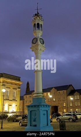 Historisches Hafenzollhaus und öffentlicher Uhrturm, Custom House Quay Ferry Terminal, Greenock, Inverclyde, Schottland, Großbritannien in der Dämmerung Stockfoto