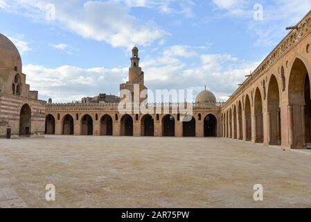 Die Moschee von Ahmad Ibn Tulun ist die älteste Moschee von Kairo, die sich im islamischen Raum, Ägypten, befindet. Stockfoto