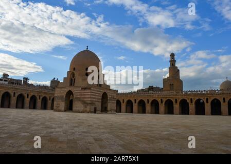 Die Moschee von Ahmad Ibn Tulun ist die älteste Moschee von Kairo, die sich im islamischen Raum, Ägypten, befindet. Stockfoto