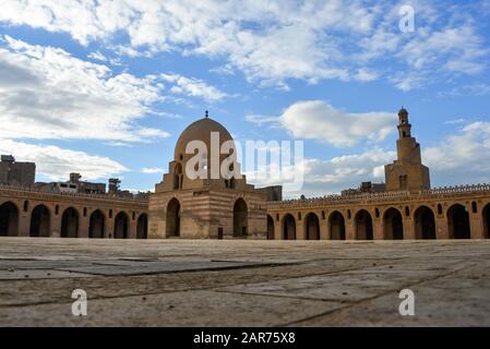 Die Moschee von Ahmad Ibn Tulun ist die älteste Moschee von Kairo, die sich im islamischen Raum, Ägypten, befindet. Stockfoto