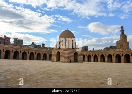 Die Moschee von Ahmad Ibn Tulun ist die älteste Moschee von Kairo, die sich im islamischen Raum, Ägypten, befindet. Stockfoto