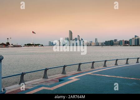 Abu Dhabi Downtown waterfront Skyline Blick bei Sonnenuntergang, der Hauptstadt der Vereinigten Arabischen Emirate Stockfoto