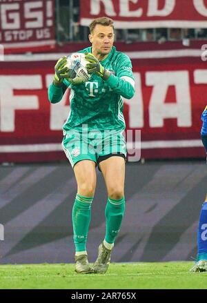 Fußball München-Schalke, München, 25. Januar 2020. Manuel NEUER, FCB 1 FC BAYERN MÜNCHEN - FC SCHALKE 04 5-0 - DFL-REGELUNGEN VERBIETEN JEDE VERWENDUNG VON FOTOS als BILDSEQUENZEN und/oder QUASI-VIDEO - 1.Deutsche Fußball-Liga , München, 25. Januar 2020. Saison 2019/2020, Spieltag 19, © Peter Schatz / Alamy Live News Stockfoto