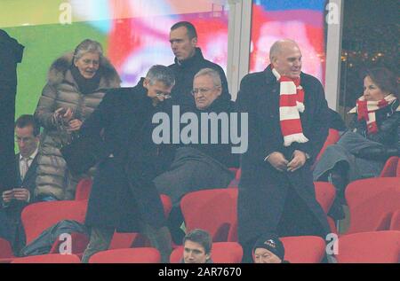 Fußball München-Schalke, München, 25. Januar 2020. Uli HOENESS (ehemaliger FCB-Präsident) mit Frau susi, Herbert HAINER, FCB-präsident und Ex-Chef Adidas, Dr. Martin WINTERKORN, VW-Chef Ex Vorstandsvorsender, FC BAYERN MÜNCHEN - FC SCHALKE 04 5-0 - DFL-REGELUNGEN VERBIETEN JEDE VERWENDUNG VON FOTOS als BILDSEQUENZEN und/oder QUASI-VIDEO - 1.Deutsche Fußball-Liga , München, 25. Januar 2020. Saison 2019/2020, Spieltag 19, © Peter Schatz / Alamy Live News Stockfoto