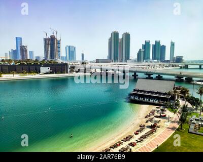 Moderne Architektur von Al Maryah Island in Abu Dhabi, die über das Meer steigt Stockfoto
