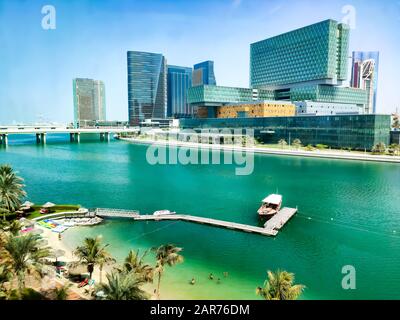 Moderne Architektur von Al Maryah Island in Abu Dhabi, die über das Meer steigt Stockfoto