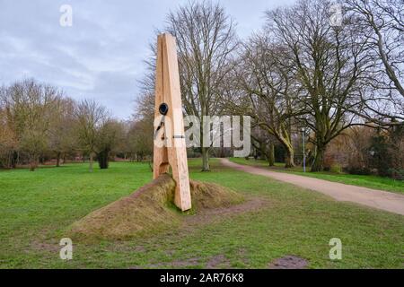 Eine riesige Holzkleiderei pflastern eine große Skulptur in Queen Elizabeth's Park Grantham Lincoln Stockfoto