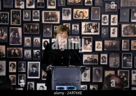 Auschwitz-Birkenau, Polen- 6. Dezember 2019: Rede von Kanzlerin Angela Merkel, deutsche Politikerin im deutschen Konzentrationslager Auschwitz-Birkenau Stockfoto