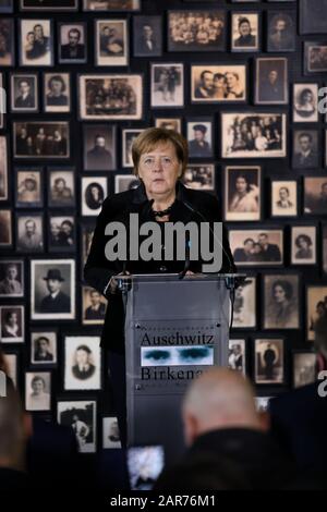 Auschwitz-Birkenau, Polen- 6. Dezember 2019: Rede von Kanzlerin Angela Merkel, deutsche Politikerin im deutschen Konzentrationslager Auschwitz-Birkenau Stockfoto