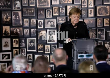 Auschwitz-Birkenau, Polen- 6. Dezember 2019: Rede von Kanzlerin Angela Merkel, deutsche Politikerin im deutschen Konzentrationslager Auschwitz-Birkenau Stockfoto