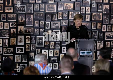 Auschwitz-Birkenau, Polen- 6. Dezember 2019: Rede von Kanzlerin Angela Merkel, deutsche Politikerin im deutschen Konzentrationslager Auschwitz-Birkenau Stockfoto