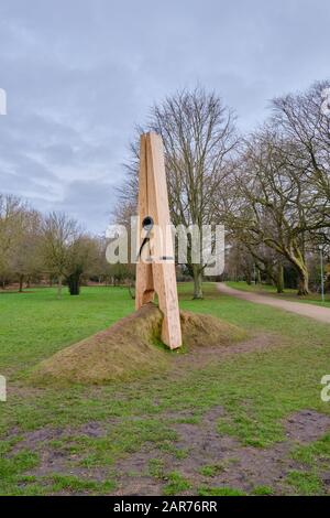 Eine riesige Holzkleiderskulptur in Queen Elizabeth's Park Grantham Lincolnshire Stockfoto