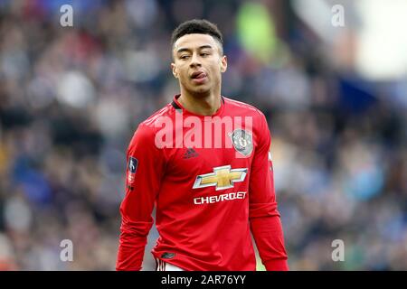 Birkenhead, Großbritannien. Januar 2020. Jesse Lingard von Manchester United blickt auf. Der Emirates FA Cup, 4. Runde Match, Tranmere Rovers gegen Manchester Udd im Prenton Park, Birkenhead, Wirral am Sonntag, 26. Januar 2020. Dieses Bild darf nur für redaktionelle Zwecke verwendet werden. Nur redaktionelle Nutzung, Lizenz für kommerzielle Nutzung erforderlich. Keine Verwendung bei Wetten, Spielen oder einer einzelnen Club-/Liga-/Spielerpublikationen.pic von Chris Stading/Andrew Orchard Sportfotografie/Alamy Live News Credit: Andrew Orchard Sportfotografie/Alamy Live News Stockfoto