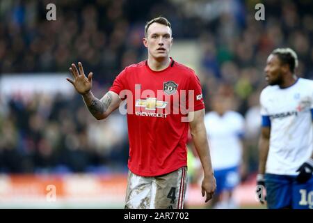 Birkenhead, Großbritannien. Januar 2020. Phil Jones von Manchester United blickt auf. Der Emirates FA Cup, 4. Runde Match, Tranmere Rovers gegen Manchester Udd im Prenton Park, Birkenhead, Wirral am Sonntag, 26. Januar 2020. Dieses Bild darf nur für redaktionelle Zwecke verwendet werden. Nur redaktionelle Nutzung, Lizenz für kommerzielle Nutzung erforderlich. Keine Verwendung bei Wetten, Spielen oder einer einzelnen Club-/Liga-/Spielerpublikationen.pic von Chris Stading/Andrew Orchard Sportfotografie/Alamy Live News Credit: Andrew Orchard Sportfotografie/Alamy Live News Stockfoto