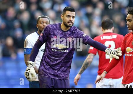 Birkenhead, Großbritannien. Januar 2020. Manchester United Torhüter Sergio Romero blickt auf. Der Emirates FA Cup, 4. Runde Match, Tranmere Rovers gegen Manchester Udd im Prenton Park, Birkenhead, Wirral am Sonntag, 26. Januar 2020. Dieses Bild darf nur für redaktionelle Zwecke verwendet werden. Nur redaktionelle Nutzung, Lizenz für kommerzielle Nutzung erforderlich. Keine Verwendung bei Wetten, Spielen oder einer einzelnen Club-/Liga-/Spielerpublikationen.pic von Chris Stading/Andrew Orchard Sportfotografie/Alamy Live News Credit: Andrew Orchard Sportfotografie/Alamy Live News Stockfoto