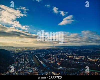 Karlsbad, Tschechische Republik 24. Januar 2020 - Karlovy Vary Aus Der Luft unter wunderschöner Sonneneinstrahlung kalter Winterklarhimmel Stockfoto
