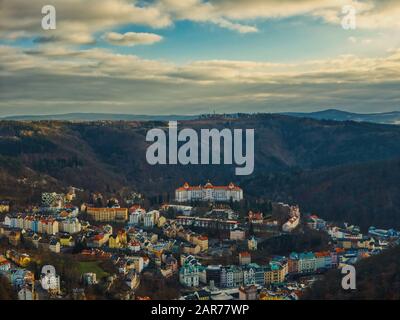 Karlovy Vary, Tschechien 24. Januar 2020 - Lufthotel Imperial in Karlsbad mit umliegenden alten Häusern unter hellem Sonnenlicht während der Winte Stockfoto