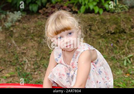 Porträt von glücklichen blonden Mädchen Stockfoto