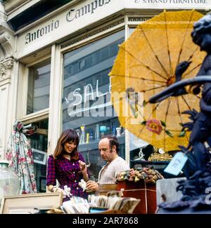 London 1970er Jahre, Frauen einkaufen und Antiquitäten Händler, außerhalb Street Shop Display, Kensington, England, Großbritannien, GB, Großbritannien, Stockfoto
