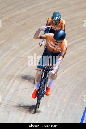Manchester, Großbritannien. Januar 2020; National Cycling Center, Manchester, Lancashire, England; HSBC British Cycling Track Championats; Herren Team Pursuit AeroLab Ward WheelZ A, Tom Ward signalisiert, dass sie gerade die Bronzemedaille Credit gesichert haben: Action Plus Sports Images/Alamy Live News Stockfoto