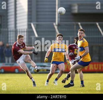 Januar 2020; TEG Cusack Park, Mullingar, Westmeath, Irland; Allianz Football Division 2 Gälic Football, Westmeath versus Clare; Westmeath-Mittelfeldspieler Ray Connellan, der vor kurzem aus dem Spiel der Aussie Rules zurückgekehrt ist, spielt ein langes Feld nach oben Stockfoto