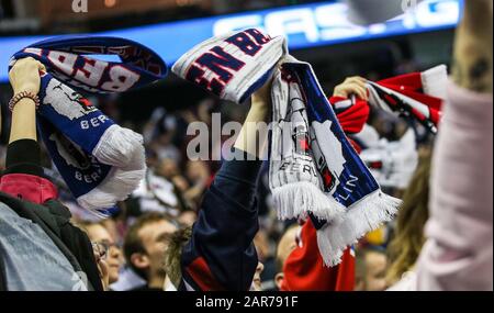 Berlin, Deutschland. Januar 2020. Eishockey: Del, Eisbären Berlin - Schwenninger Wild Wings, Hauptrolle, 41. Spieltag, Mercedes Benz Arena. Fans halten ihre Schals mit Eisbär-Logo in der Luft. Kredit: Andreas Gora / dpa / Alamy Live News Stockfoto