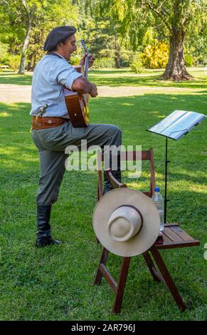 Areco, Argentinien - Januar 22.2018: Ein Gaucho-Gitarrist bei einem traditionellen Folkfest auf einer Landfarm 112 km nordwestlich von Buenos Aires Stockfoto