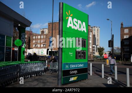 Asda Supermarktkette an Der Old Kent Road zeigt Kraftstoffpreise am 9. Januar 2020 in London, England, Großbritannien. Asda Stores Ltd. Ist ein britischer Supermarkthändler mit Hauptsitz in West Yorkshire. Das Unternehmen wurde 1949 gegründet und war bis 1999 an der Londoner Börse notiert, als es vom amerikanischen Einzelhandelsriesen Walmart für 6,7 Milliarden £erworben wurde. Asda war zwischen 2003 und 2014 durch Marktanteile die zweitgrößte Supermarktkette in Großbritannien, an dieser Stelle fiel sie auf den dritten Platz. Seit April 2019 hat sie wieder ihre zweitplatzierte Position errungen. Stockfoto