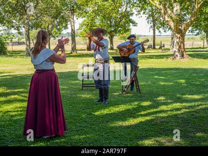 Areco, Argentinien - 22. Januar 2018: Gauchos mit ihren Frauen tanzt auf einem traditionellen Volksfest in einem Landgut 70 Meilen nordwestlich von Buenos Aires Stockfoto