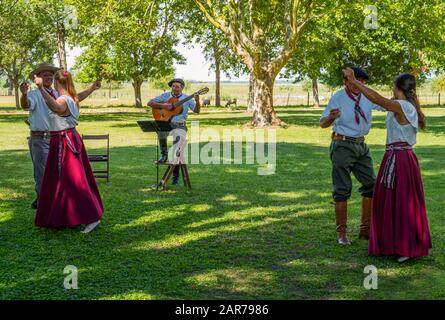 Areco, Argentinien - 22. Januar 2018: Gauchos mit ihren Frauen tanzt auf einem traditionellen Volksfest in einem Landgut 70 Meilen nordwestlich von Buenos Aires Stockfoto