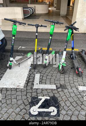 PARKPLATZ IN PARIS FÜR ELEKTRO-ROLLER Stockfoto