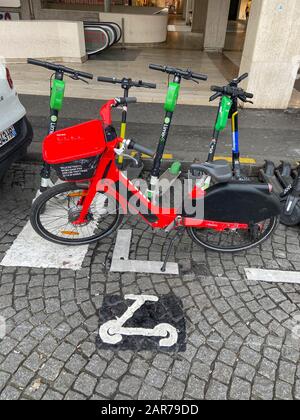 PARKPLATZ IN PARIS FÜR ELEKTRO-ROLLER Stockfoto