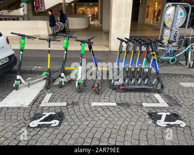 PARKPLATZ IN PARIS FÜR ELEKTRO-ROLLER Stockfoto