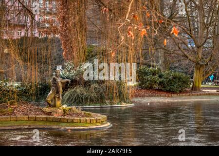 Karlsbad, Tschechische Republik 24. Januar 2020 - gefrorener Teich mit Statue und schönen Bäumen Stockfoto