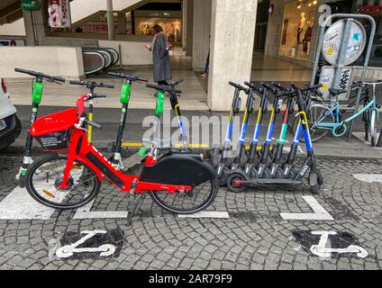 PARKPLATZ IN PARIS FÜR ELEKTRO-ROLLER Stockfoto