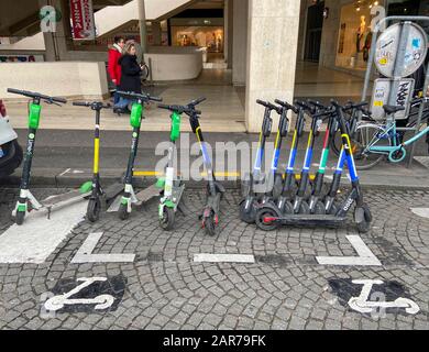 PARKPLATZ IN PARIS FÜR ELEKTRO-ROLLER Stockfoto