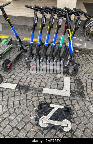 PARKPLATZ IN PARIS FÜR ELEKTRO-ROLLER Stockfoto