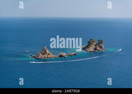 Inseln Katic und St. Sunday, Petrovac, Montenegro. Kleine orthodoxe Kirche auf der Insel Sveta Nedjelja in der Nähe von Petrovac, Montenegro Stockfoto