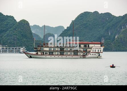 Ingwer-Kreuzfahrtschiff & Korakel mit Kalksteinkarstfelsen, Halong Bay, Vietnam, Asien Stockfoto