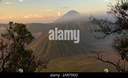 Sonnenaufgang über Mount Bromo/Gunung Bromo, aktiver Indonasiatischer Vulkan, Ostjava, Indonesien Stockfoto