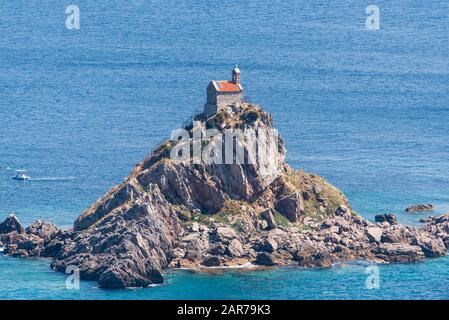 Inseln Katic und St. Sunday, Petrovac, Montenegro. Kleine orthodoxe Kirche auf der Insel Sveta Nedjelja in der Nähe von Petrovac, Montenegro Stockfoto