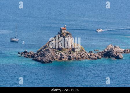 Inseln Katic und St. Sunday, Petrovac, Montenegro. Kleine orthodoxe Kirche auf der Insel Sveta Nedjelja in der Nähe von Petrovac, Montenegro Stockfoto