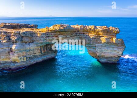 Blick auf den schönen natürlichen Felsbogen Kamara Geropotamou, in der Nähe von Sandstrand und Fluss, Rethimno, Crete, Griechenland. Stockfoto