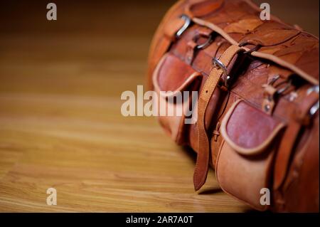 Foto einer Reisetasche, die im Flur auf dem Boden steht, Draufsicht. Tourismus, Reisekonzept. Kopierbereich Stockfoto