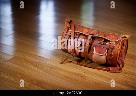 Foto einer Reisetasche, die im Flur auf dem Boden steht, Draufsicht. Tourismus, Reisekonzept. Kopierbereich Stockfoto