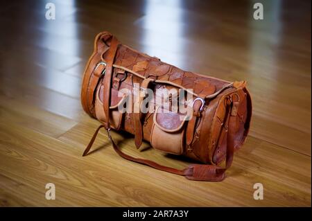 Foto einer Reisetasche, die im Flur auf dem Boden steht, Draufsicht. Tourismus, Reisekonzept Stockfoto