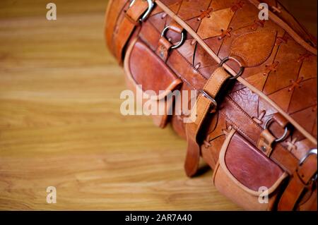 Foto einer Reisetasche, die im Flur auf dem Boden steht, Draufsicht. Kopierbereich Stockfoto