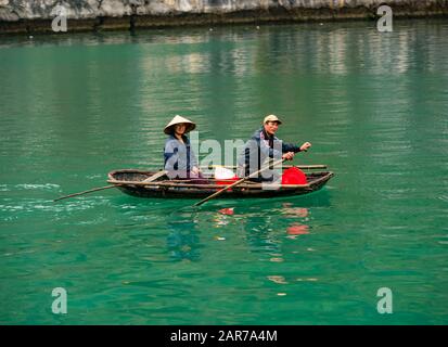 Vietnamesische Asien-Ruderin in Coracle, Lan ha Bay, Vietnam, Asien Stockfoto