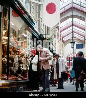 London 1970s, elegantes reifes Paar, das Geschirr kauft, Burlington Arcade, Piccadilly, Mayfair, England, GB, GB, Großbritannien, Stockfoto